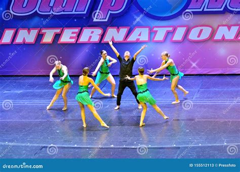 Bailarines Jovenes Que Se Realizan En El Teatro Foto De Archivo