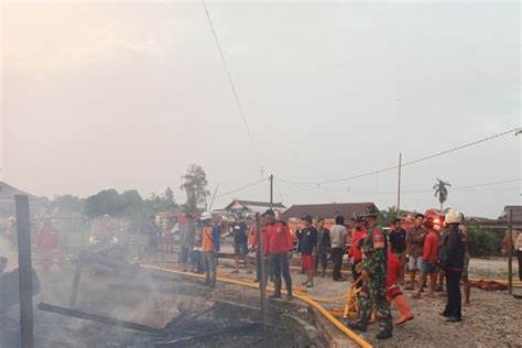 Bersama Damkar Dan Warga Babinsa Kelurahan Baru Berjibaku Padamkan