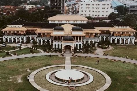 Istana Maimun Medan Peninggalan Kerajaan Deli Menyisakan Legenda