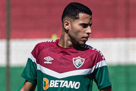 Alexsander sofre nova lesão e desfalca Fluminense por mais três meses