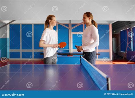 Tenis De Mesa Macho Y Hembra Descansando En La Práctica De Ping Pong