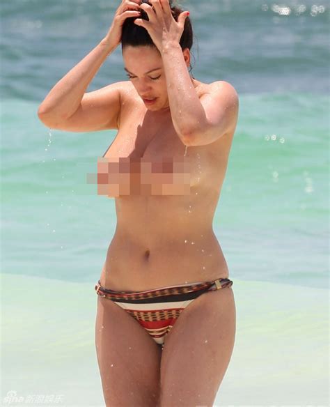 Kelly Brook Semidesnuda En La Playa De M Xico Spanish China Org Cn