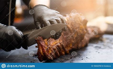 Cocina Asador Cocinero Costillas De Cerdo Ahumadas Foto De Archivo