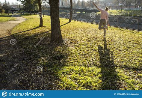 Mujer Que Hace Estirando Ejercicios En El Parque Urbano En La Estación