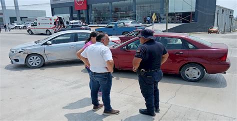 Chocan dos vehículos frente a la agencia Nissan tres menores sufren