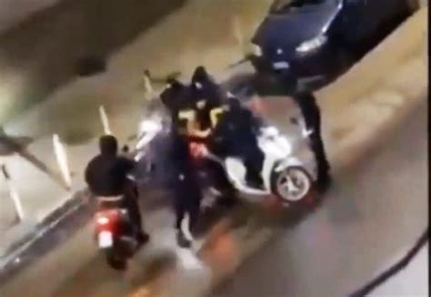 Violenta Rapina A Napoli Rider Di 50 Anni Picchiato Dal Branco