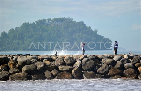 Pembangunan Batu Pemecah Ombak Antara Foto