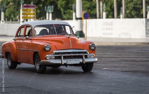 Kuba Amerikanischer Orangener Oldtimer F Hrt In Havanna Auf Der Strasse