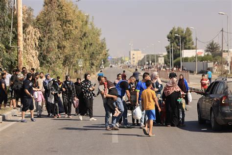 Thousands Of Gazans Waving White Flags Head South Along Idf Evacuation