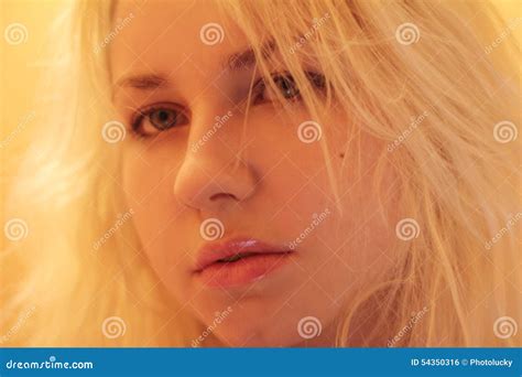 Fille Blonde Avec Le Beau Sourire Et Les Yeux Photo Stock Image Du