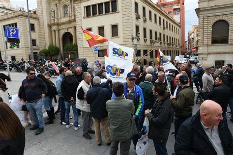 Policías y guardias civiles exigen en Alicante igualdad con el resto de