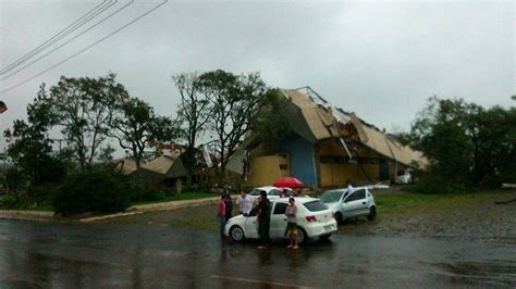 Tornado ventos que ultrapassaram 200 km h causa destruição em