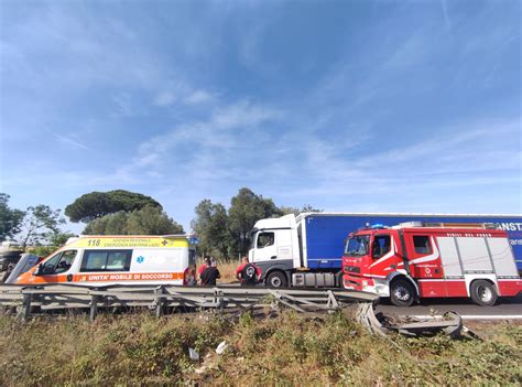 Pontina Terribile Incidente Tra Due Auto Vettura Si Ribalta Ci Sono