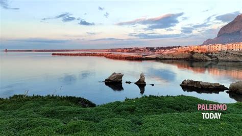 Panorami In Sicilia E Dove Trovarli Il Tramonto Illumina I Faraglioni