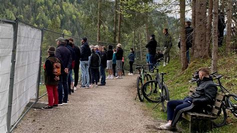 EM 2021 DFB Team Trainiert In Seefeld Fans Klettern Trotz Zaun Auf