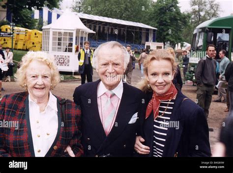 Sir John Mills Actor Con Su Hija La Actriz Hayley Mills Y Su Esposa Fotografía De Stock Alamy