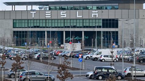 Nach Anschlag Auf Strommast Tesla Produktion Ruht Noch Bis Ende