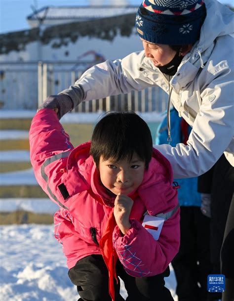 追着雪花看新疆丨在校园播撒冰雪运动种子 新华网