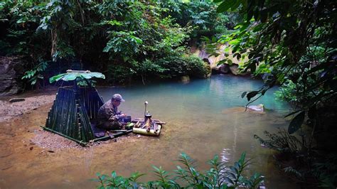 Solo Bushcraft In The Middle Of The Water Build Shields To Stay