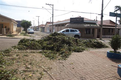 Chuva de granizo e ventos causam destruição em Ipeúna confira imagens