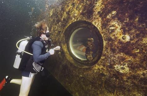 Researcher begins 100-day stay at Florida underwater hotel | AP News