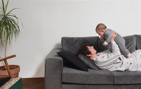 Gros Plan Sur Une Mère Qui Joue Avec Son Fils Sur Le Canapé à La Maison