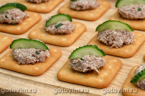 Закусочные крекеры с консервированной рыбой и копченым сыром. Рецепт с фото