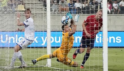 Foto Aksi Tajam Erling Haaland Saat Norwegia Pesta Gol Tanpa Balas