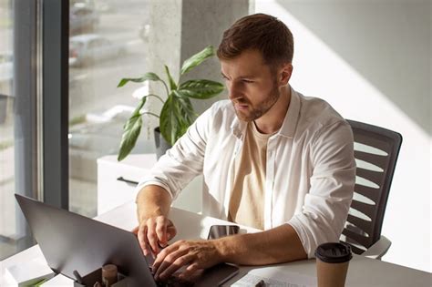 Hombre De Alto Ngulo Trabajando Con Computadora Port Til Foto Premium