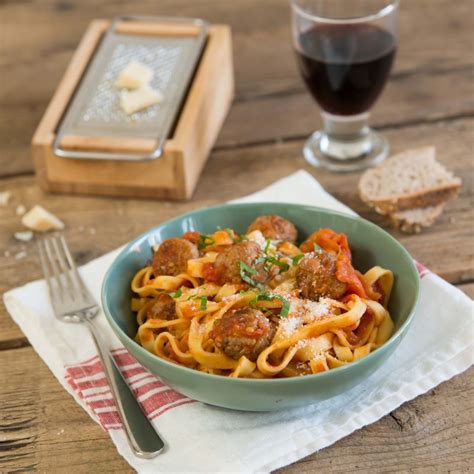 Linguine La Sauce Tomate Et Aux Boulettes