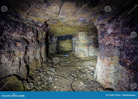 Mina Abandonada Y Derrumbada De La Piedra Arenisca O De La Piedra