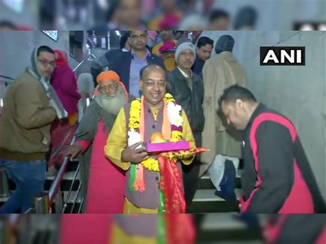 Delhi Assembly Election 2020 Aap Supporters Performing Puja At Hanuman Temple In Kanpur