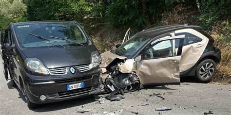 Incidente Nel Vibonese Due Auto Contro Un Furgone Sulla Sp Ferito