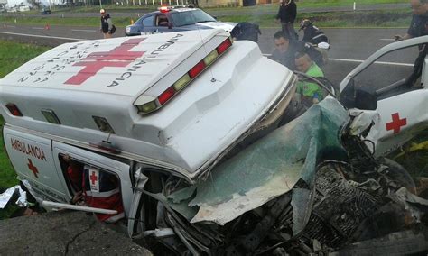 Choca Ambulancia De Cruz Roja Llena De Param Dicos Uno Muere