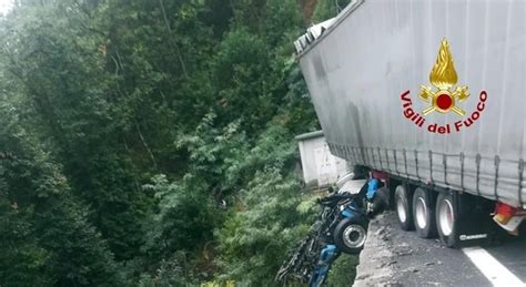 Incidente Sulla A Tir Precipita Dal Viadotto E Finisce In Un