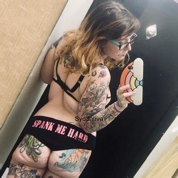 Curvy Babe Syd Sativa Showing Her Fat Ass While Posing Photos