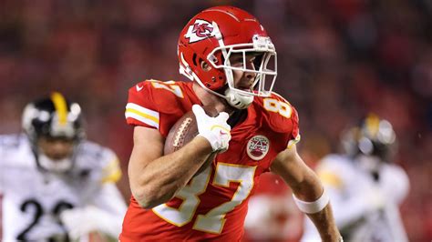 Travis Kelce's mom surprises him with question at postgame press ...