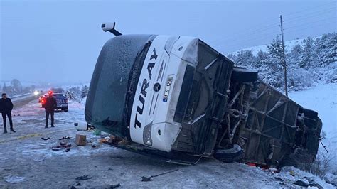 Erzincan Da Facia Yolcu Otob S Arampole Devrildi Krt Tv