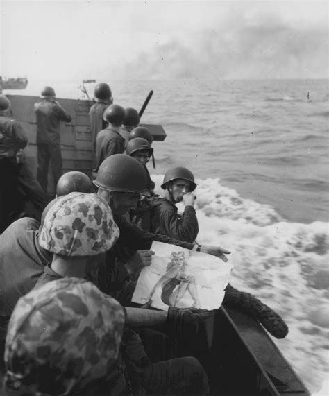 [photo] Us Marines With A Pin Up Girl Picture In A Landing Craft Off Tarawa Nov 1943 World