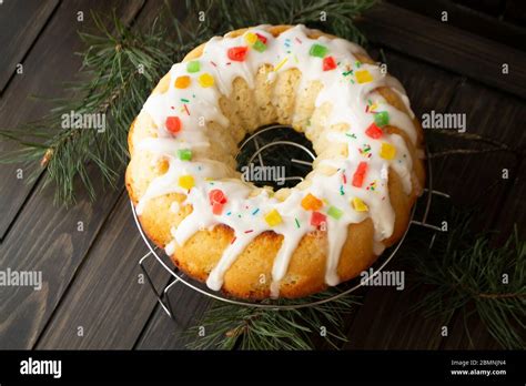 Pastel Tradicional De Levadura Cubierto Con Glaseado Blanco Y Pasas