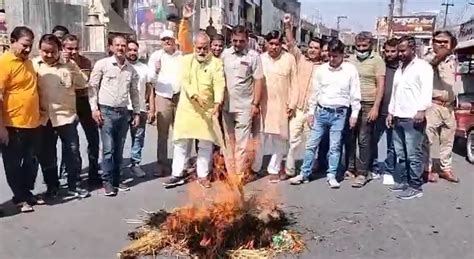 मुजफ्फरनगर में इजरायल के समर्थन में उतरा हिंदू संगठन हमास का किया पुतला दहन आतंकवाद को जड़ से