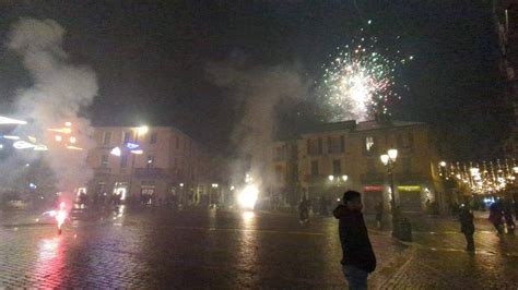 Capodanno Fumogeni Petardi E Fuochi D Artificio Poca Gente E