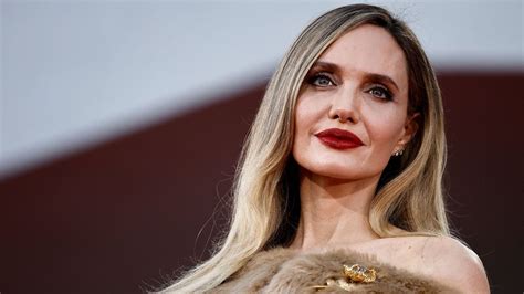 Angelina Jolie Scoppia In Lacrime Durante La Standing Ovation Per Maria