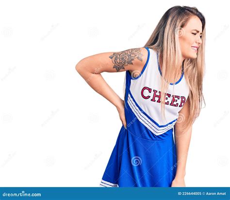 Jeune Belle Femme Blonde Portant Cheerleader Uniforme Souffrance De Mal De Dos Toucher Le Dos