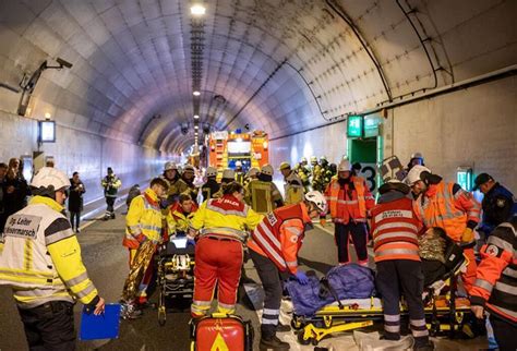 Riesenalarm Im Wesertunnel Unfall Verletzte Aber Alles Ist Nur Eine