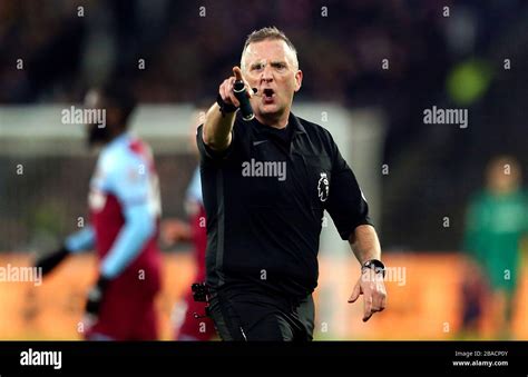 Referee Jon Moss gestures Stock Photo - Alamy