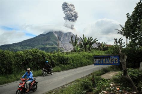 Vulkan Auf Sumatra Spuckt Kilometerhoch Asche Indonesien