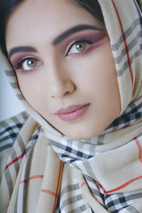 Jeune Fille Arabe Avec Le Maquillage Oriental Dans Le Hijab Photo Stock