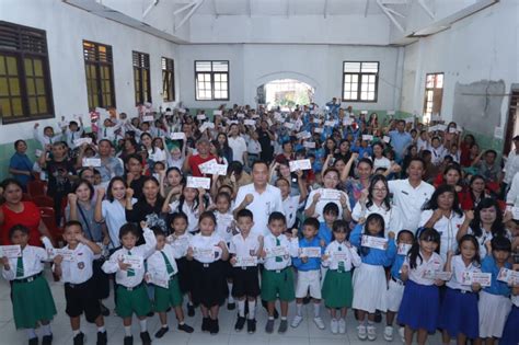 Serahkan Beasiswa Tomohon Hebat Prestasi Akademik Walikota Caroll