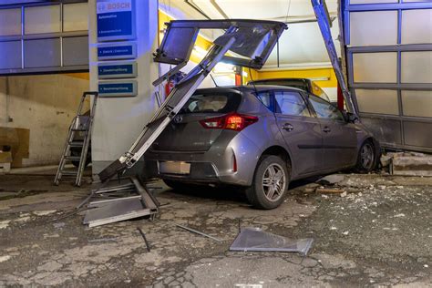 Unfall In Mittelsachsen Toyota Kracht In Autowerkstatt